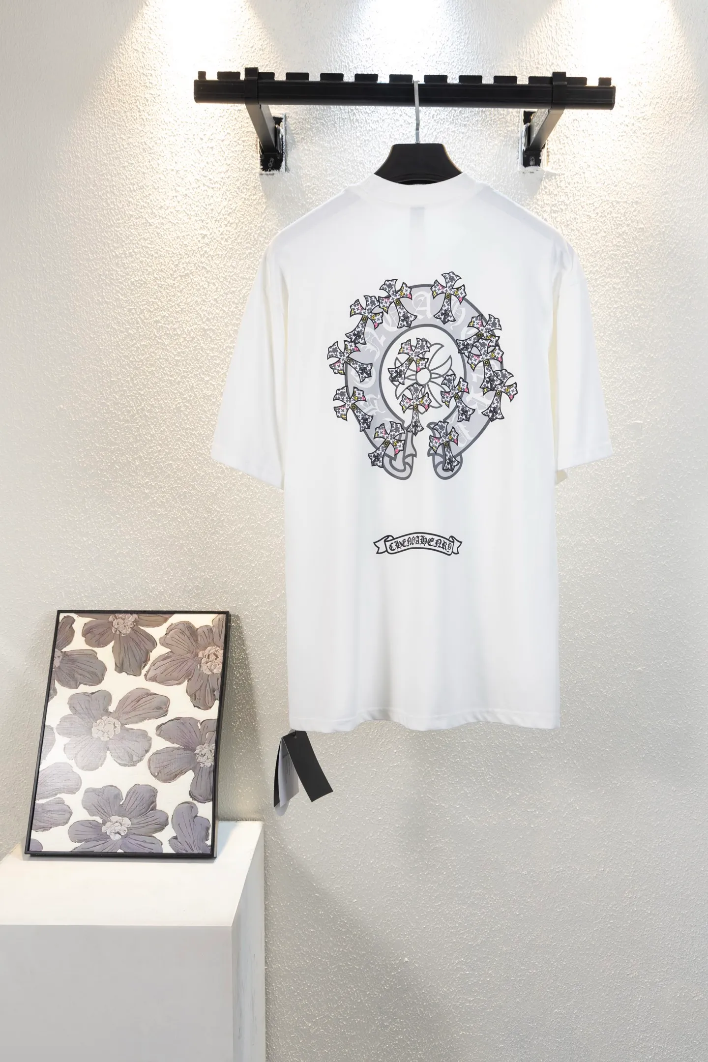 🅿️170 top version model number k8045 CH Kejia Sanskrit cross heavy embroidery T-shirt! Every one of Crow's products is really unique. Every piece has a back view. This leather label design is really cool. The leather label and silver jewelry design make the whole dress the icing on the cake. The texture of the whole short-sleeved piece is really amazing. It is made of 260g pure cotton fabric! 100% authentic to the official version, with all the details. All cuffs, shoulder seams, armholes, and necklines are all double-needle crimping. This is the rigorous craftsmanship that big brands should have. Details determine quality. The original washed tag packaging is full of style! The whole piece adopts three-needle and five-thread technology (neckline-shoulder seam-sleeve seam-double-pressed thread, which looks more three-dimensional and textured) and has the same craftsmanship as the original original, with a classic version, small dropped shoulders, and a micro silhouette! Color: Black White Size: XS-L